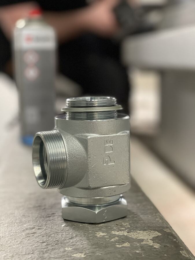 Nahaufnahme der Hydraulik-Winkelverschraubung vor der Montage