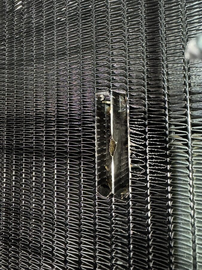 Die Leckstelle im Radiator: beschädigte Kühlrippen vor der Reparatur