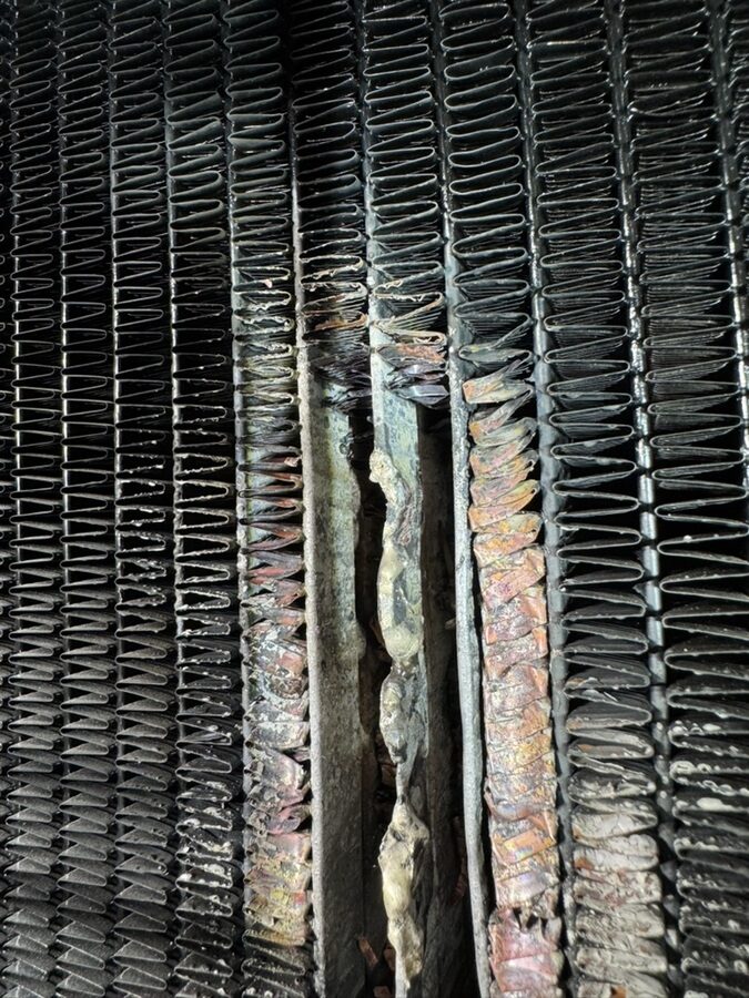 Freigelegte Kupfer-Kühlrippen an der Schadstelle des Kühlers
