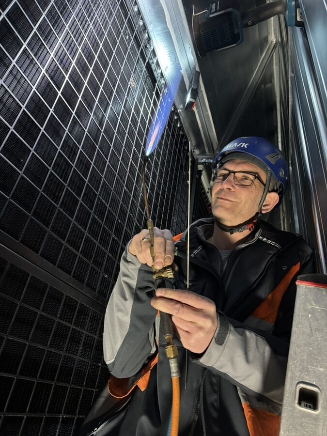 Hartlöten der Leckstelle mit der Gasflamme – Teamarbeit im engen Spalt
