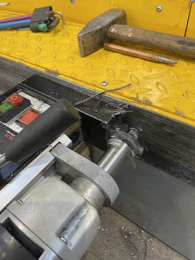 Präzisionsbohrung in den Stahl des Loading Docks für die Rammschutz-Verschraubung