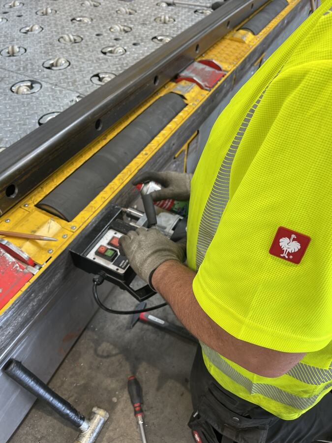 Gewindeschneiden am Loading Dock mit der Magnetbohrmaschine als Führung