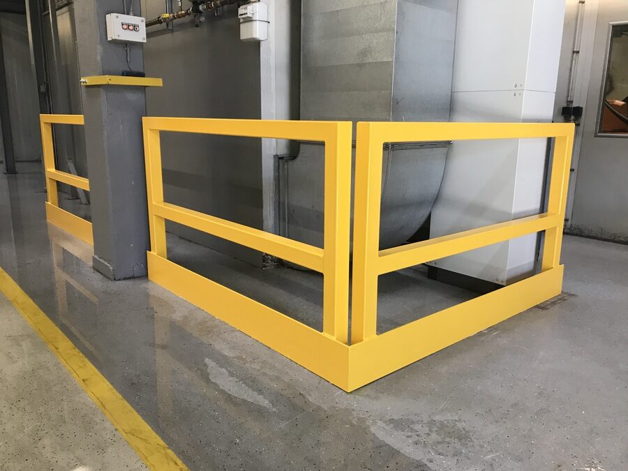 Rammschutz in Signalgelb an der Ecke der Produktionsanlage