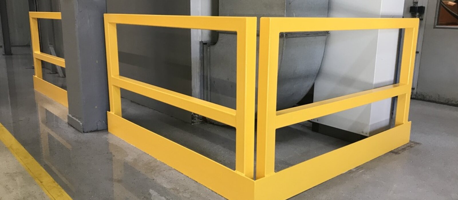 Rammschutz in Signalgelb an der Ecke der Produktionsanlage