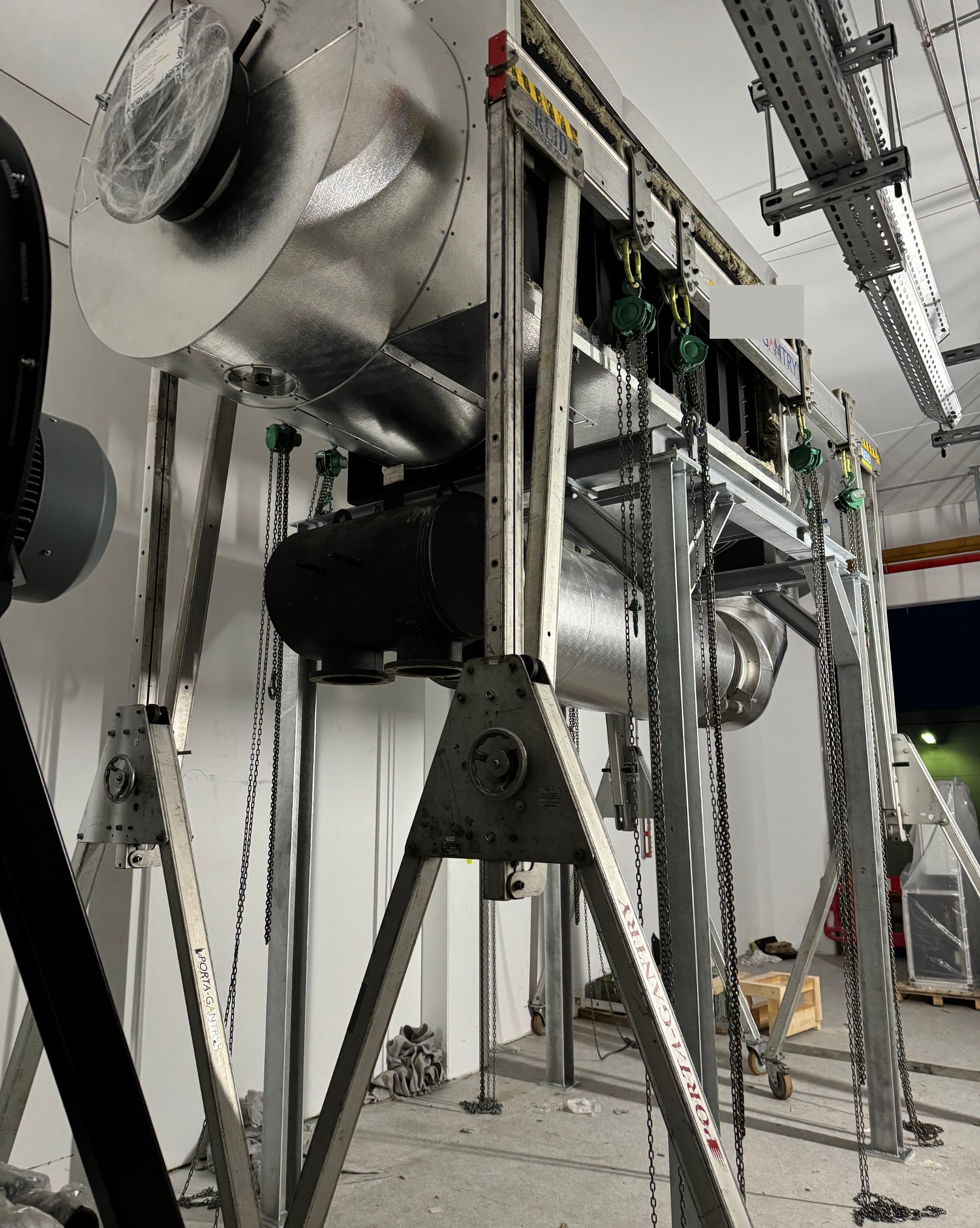 SCR-Systeme für Notstromgeneratoren vor der Montage im Rechenzentrum