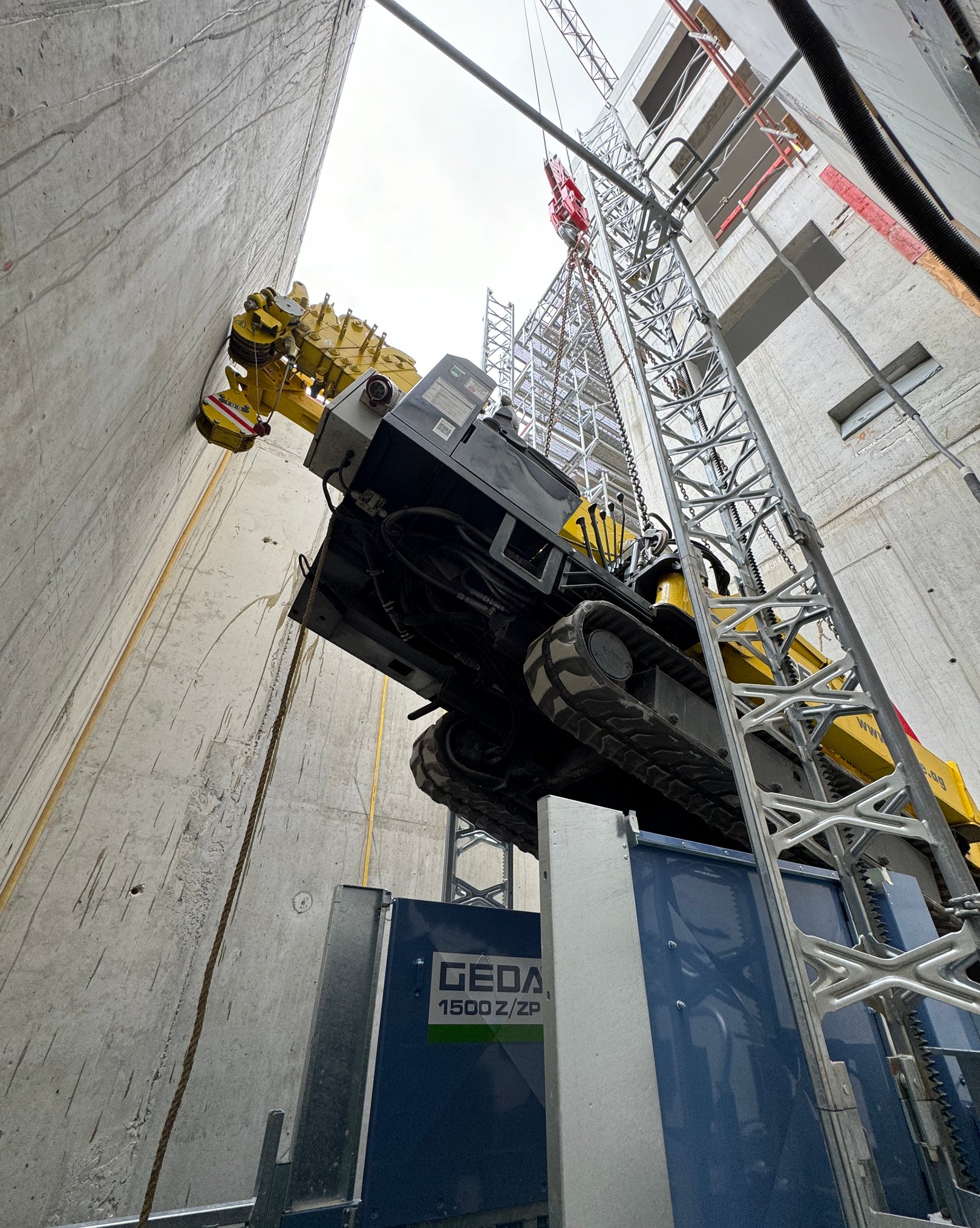 Spinnenkran bei der Ausbringung aus dem Keller eines Rechenzentrums