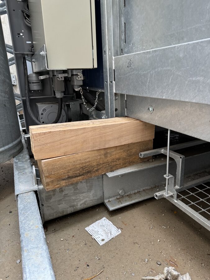 Kanthölzer fangen die Last ab und schützen die Plattform des Bauaufzugs