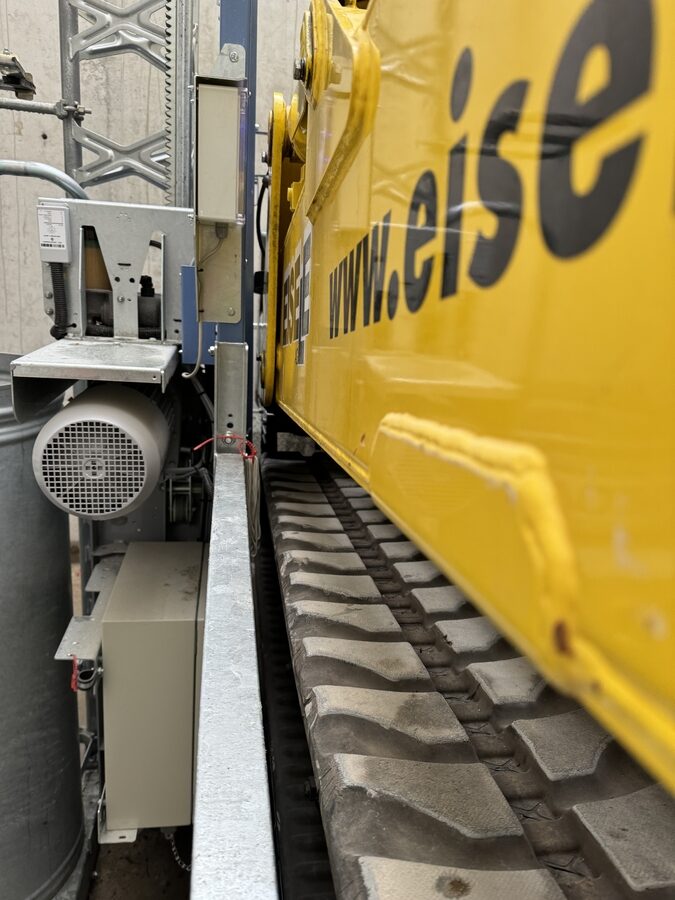 Wenige Zentimeter zwischen Raupenfahrwerk und Antriebsmotor des Bauaufzugs
