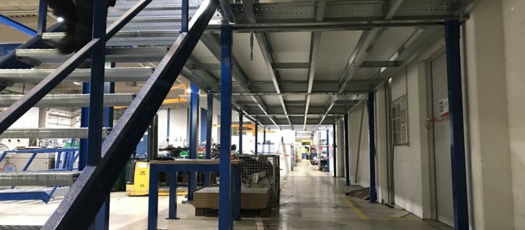Blick unter die fertige Bühne – die Produktion läuft darunter weiter