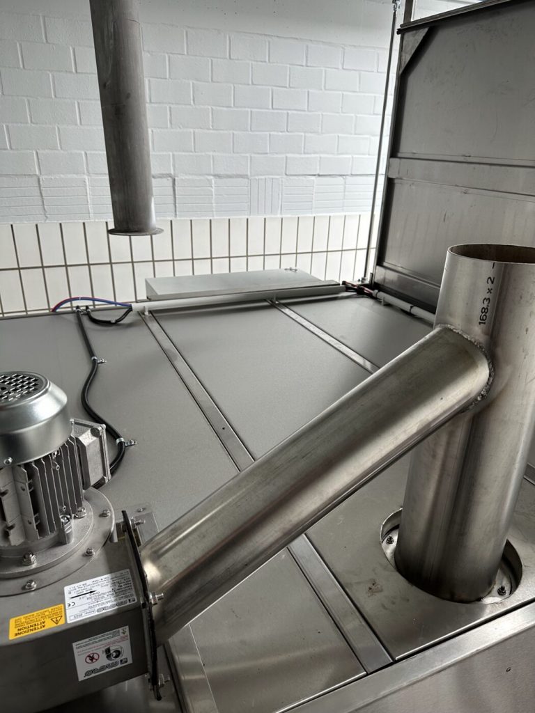 Abluftführung mit Ventilator über der Teilewaschanlage
