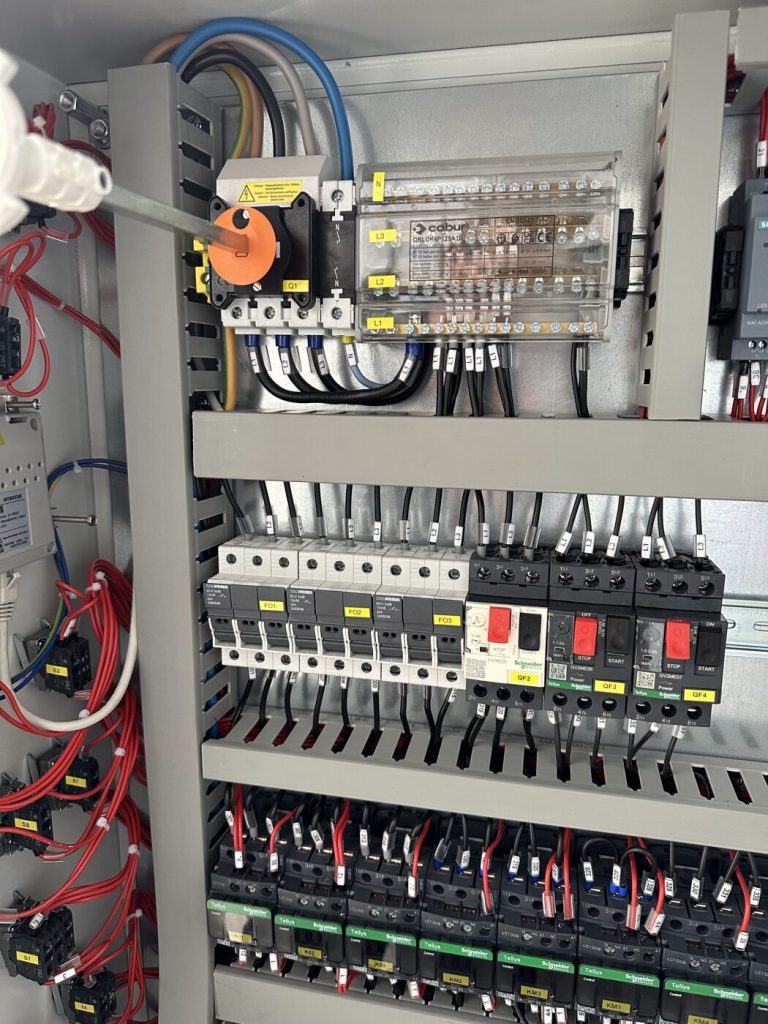 Verdrahtung im Schaltschrank der Teilewaschanlage