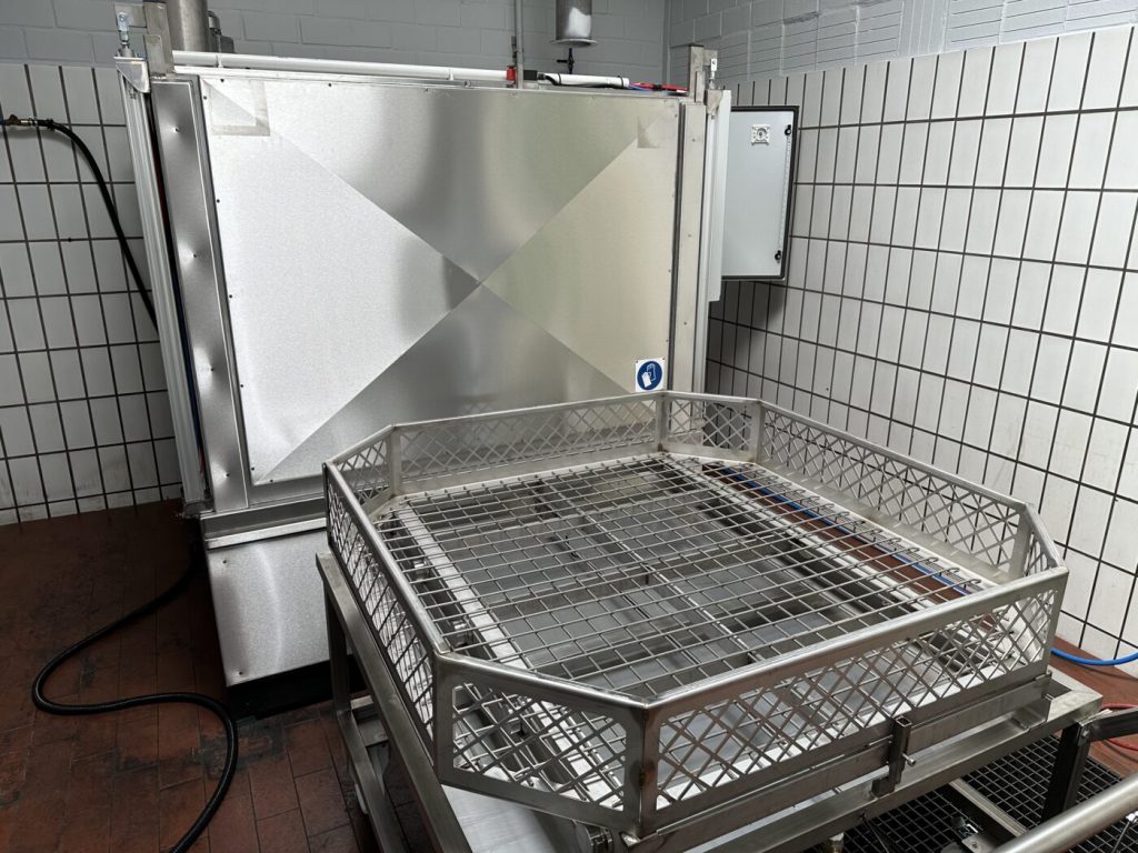 Fertig montierte Teilewaschanlage mit ausgefahrenem Korb