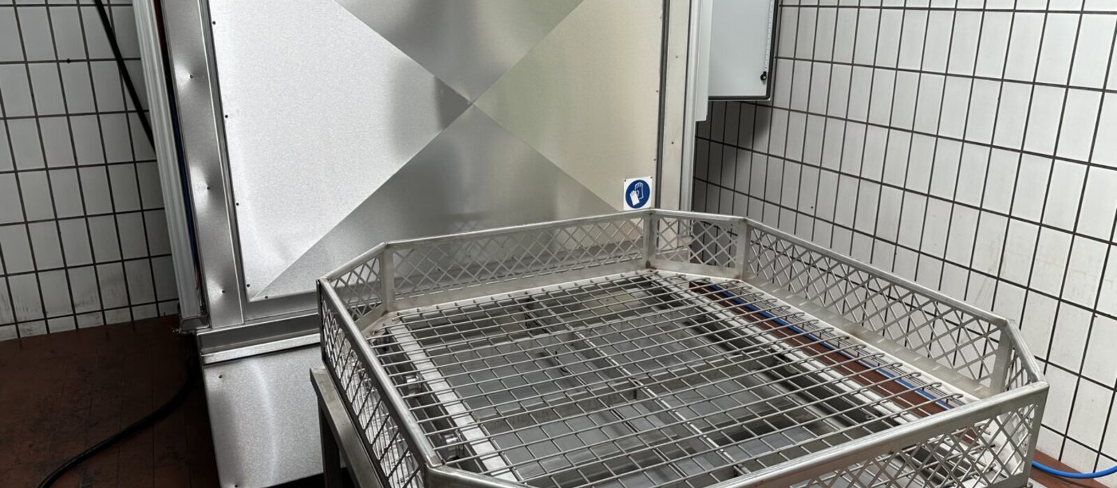 Fertig montierte Teilewaschanlage mit ausgefahrenem Korb