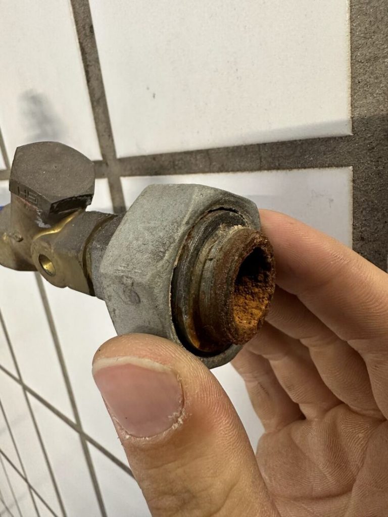 Alte Armatur des Wasseranschlusses vor dem Austausch