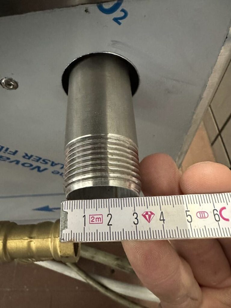 Abluftstutzen der Teilewaschanlage wird ausgemessen