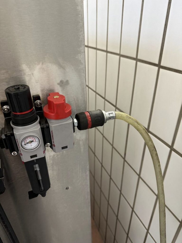 Wartungseinheit der Druckluftversorgung an der Teilewaschanlage