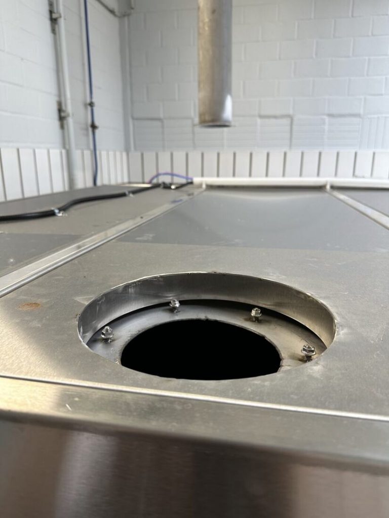 Abluftöffnung im Deckel der Teilewaschanlage