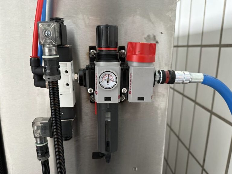 Druckluft-Wartungseinheit mit Manometer im Detail