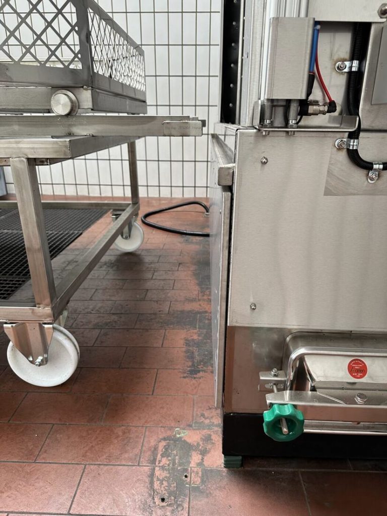 Teilewaschanlage mit Korbwagen in der Werkstatt