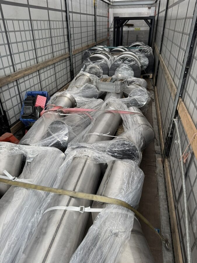12 doppelte Turbo-Silencer verpackt im Trailer bei der Anlieferung