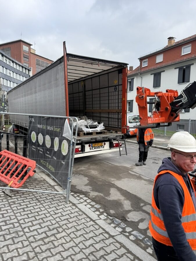 Entladung vor dem Datacenter – nur eine Straße trennt es von den Nachbarbüros