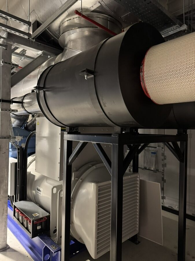 Turbo-Silencer mit Ansaugfilter auf dem Grundgestell über dem Generator