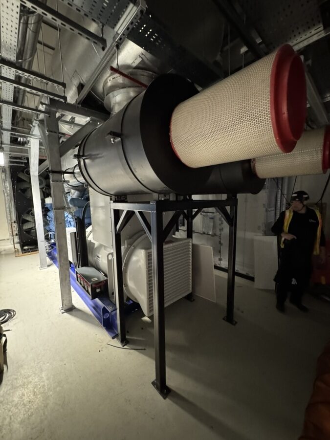 Fertig montierte Turbo-Silencer mit Filtern im Generatorraum