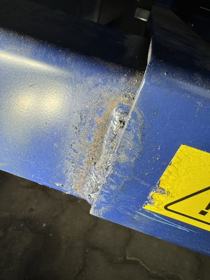 Gerissene Schweißnaht an der Verladerampen-Konsole – der UVV-Mangel im Detail