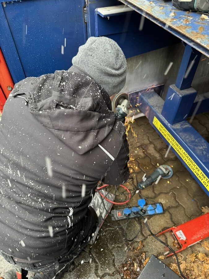 Ausschleifen der alten Schweißnähte bei Schneefall