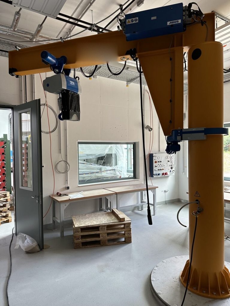 Fertig montierter Säulenschwenkkran in der Werkstatt – Säule, Ausleger und Kettenzug betriebsbereit übergeben