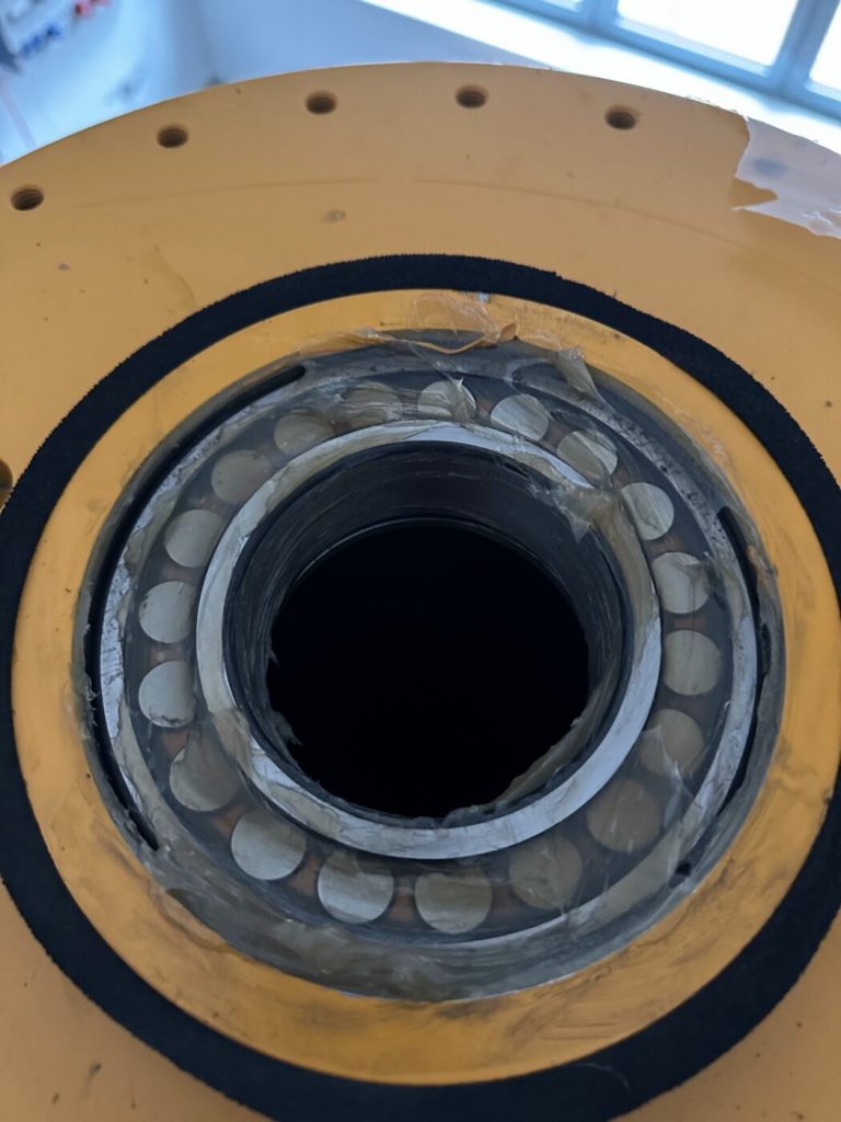 Blick in den Säulenkopf des Schwenkkrans auf das Wälzlager des Drehkranzes
