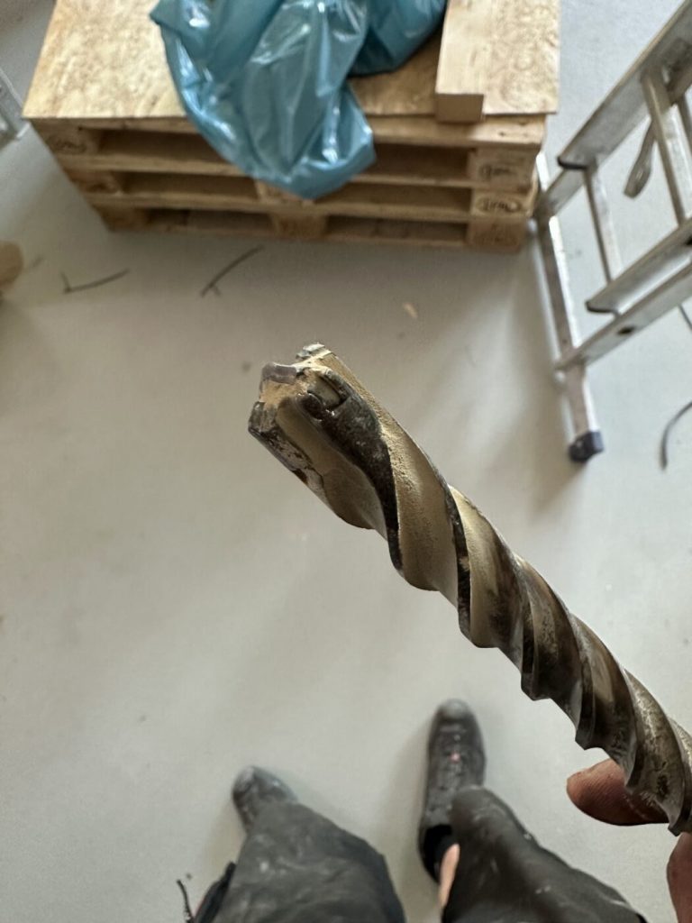 Hammerbohrer nach dem Bohren des Lochbilds für die Ankerstangen im Betonboden