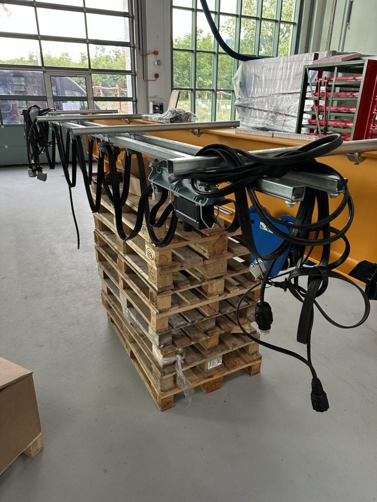 Montierte Werkbänke und Arbeitsplätze mit angeschlossener Elektroinstallation in der Werkstatt