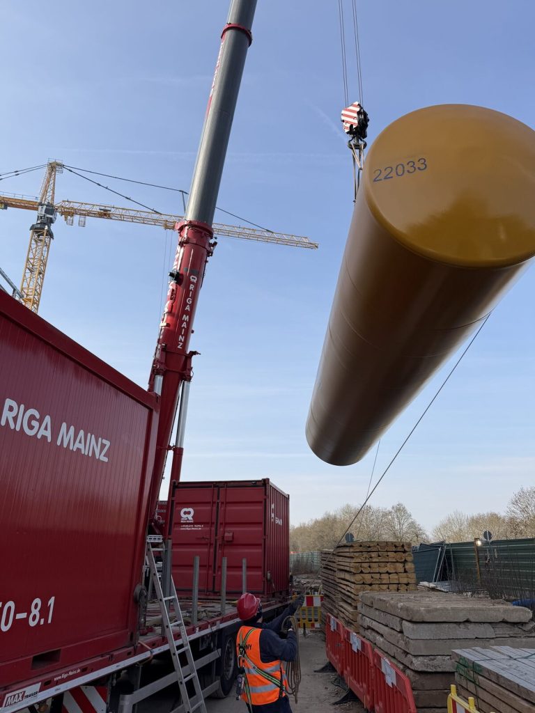 Dieseltank hängt am Gehänge des Mobilkrans über der Baustelle des Rechenzentrums