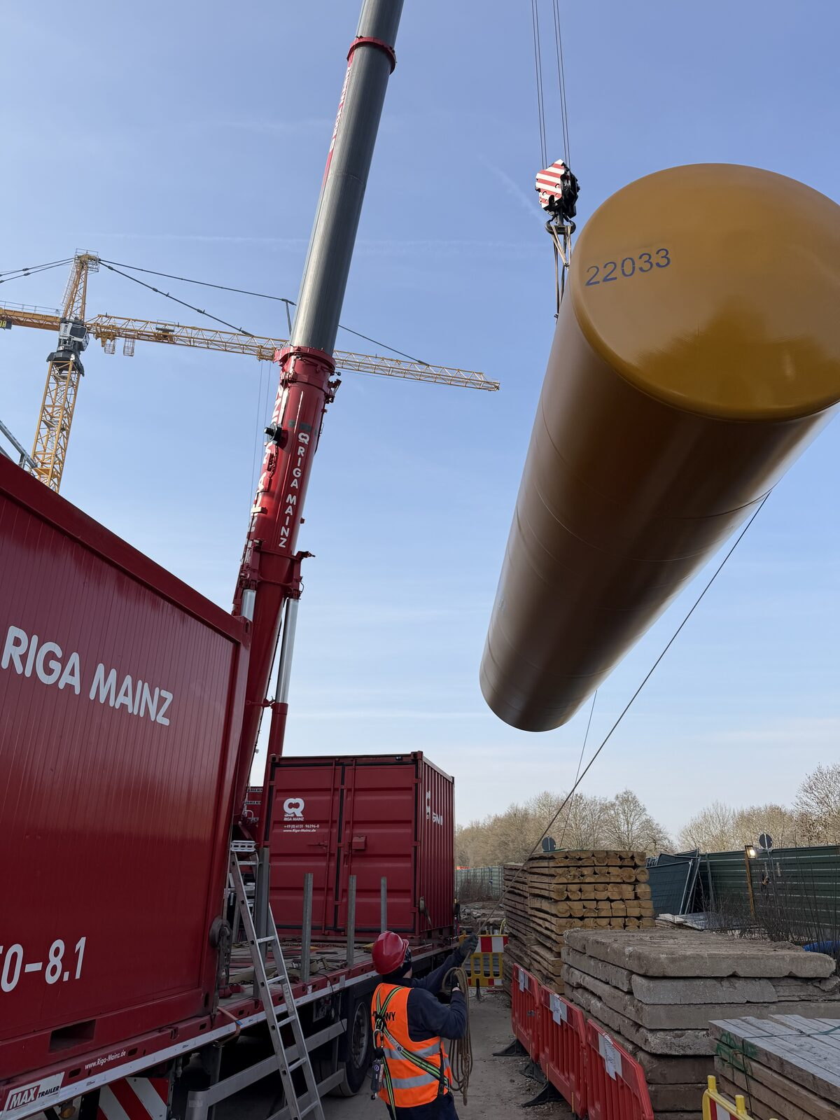 Dieseltank hängt am Gehänge des Mobilkrans über der Baustelle des Rechenzentrums