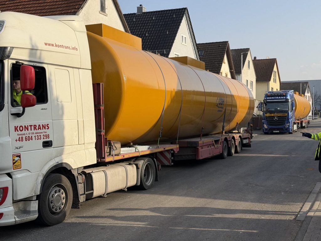 Tieflader mit 100-Kubikmeter-Dieseltank fährt durch die Wohnstraße zur Baustelle