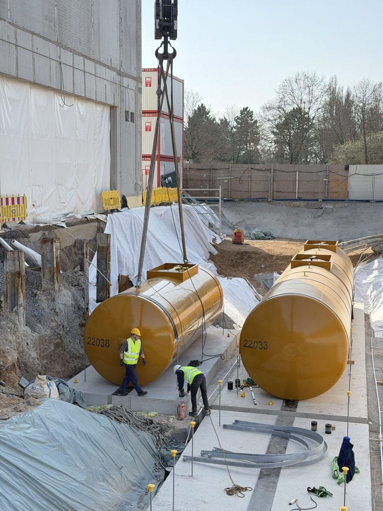 Zwei abgesetzte Dieseltanks in der Grube, dahinter die Fläche des Kranstellplatzes