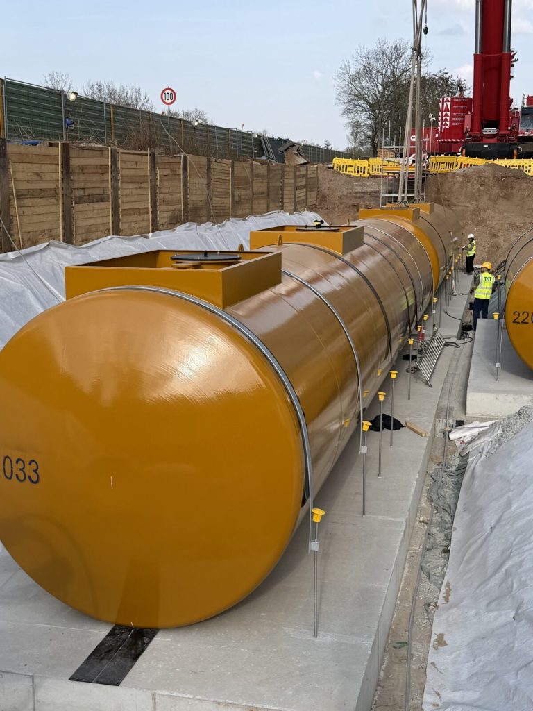 Mehrere eingesetzte Dieseltanks nebeneinander in der Grube eines Rechenzentrums in Raunheim