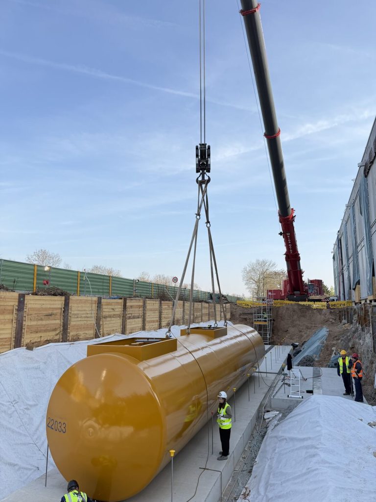 Abgesetzter Dieseltank in der Grube vor der Verbauwand des Rechenzentrums