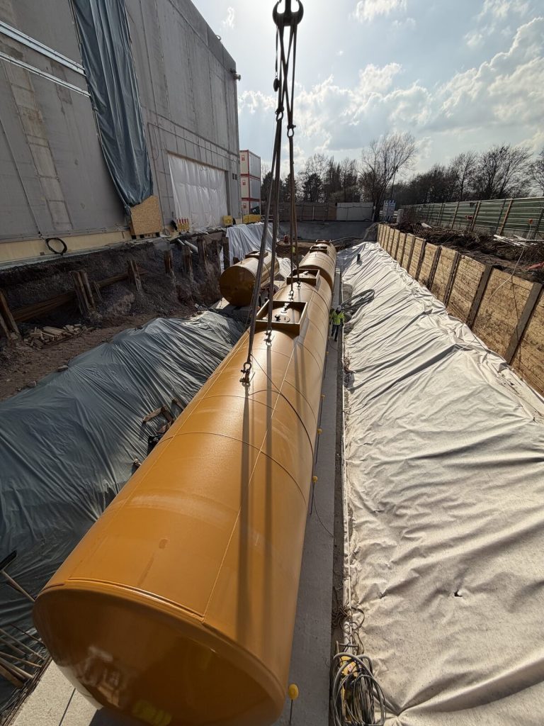 Dieseltank wird in der engen Gasse zwischen Gebäudewand und Verbauwand gefiert