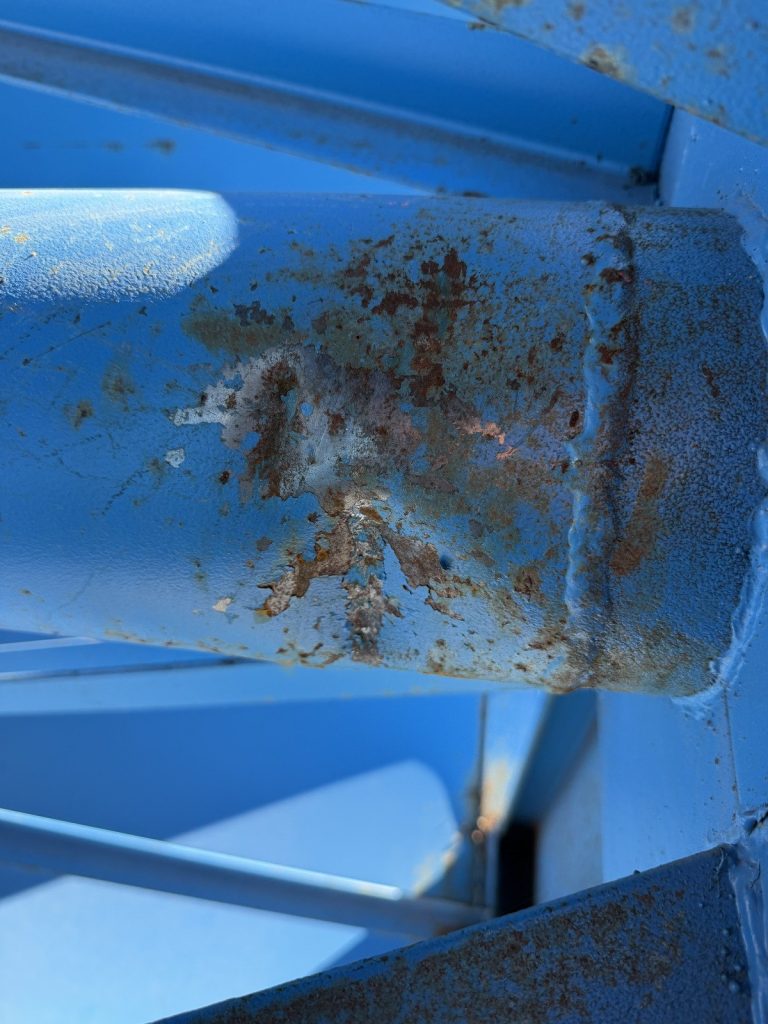 Beschädigte Rohrwelle der Kabeltrommel mit Rissen durch unsachgemäßes Anschlagen