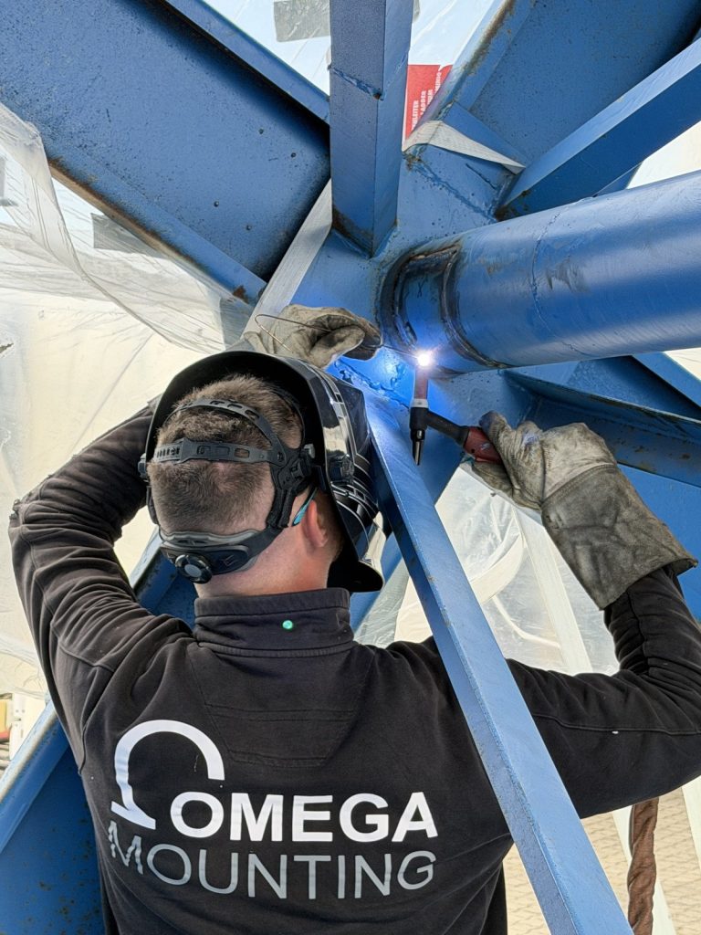 Schweißer der Omega Mounting Crew bei der Instandsetzung der Kabeltrommel im Hafen Aschaffenburg