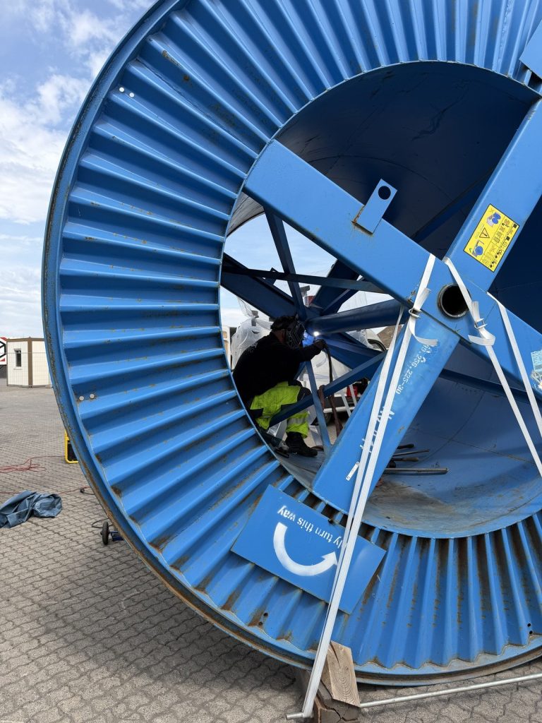 Instandgesetzte Kabeltrommel mit aufgetrommeltem Hochspannungskabel im Hafen Aschaffenburg