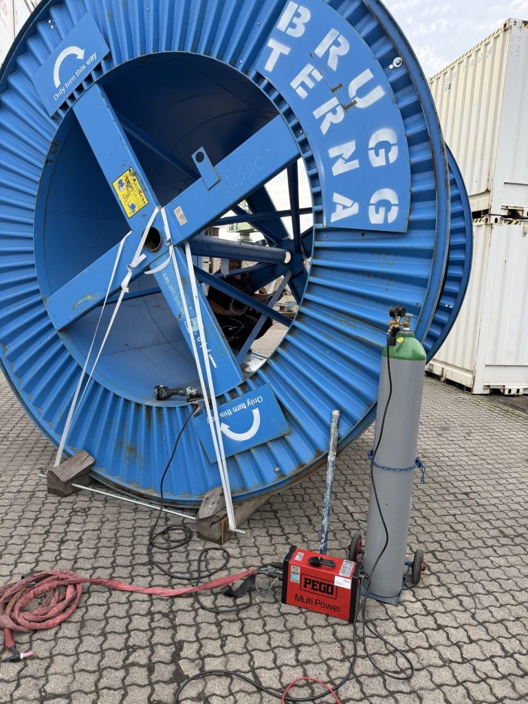 Mobile WIG-Schweißausrüstung vor der Kabeltrommel im Hafen Aschaffenburg