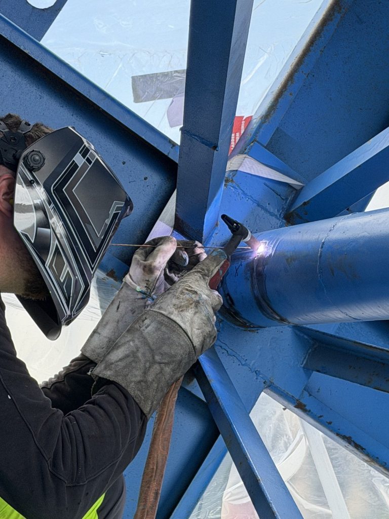 Ausgeführte Schweißnaht an der Rohrwelle im Inneren der Kabeltrommel