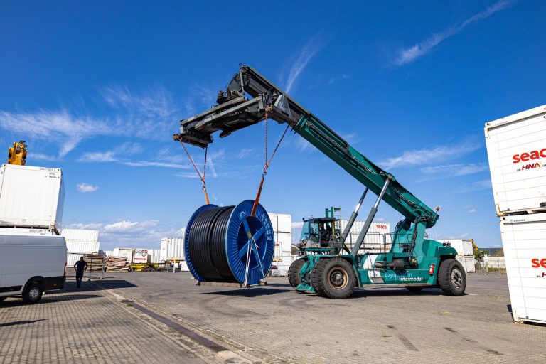 Kabeltrommel am Kettengehänge eines Reachstackers im Hafen Aschaffenburg