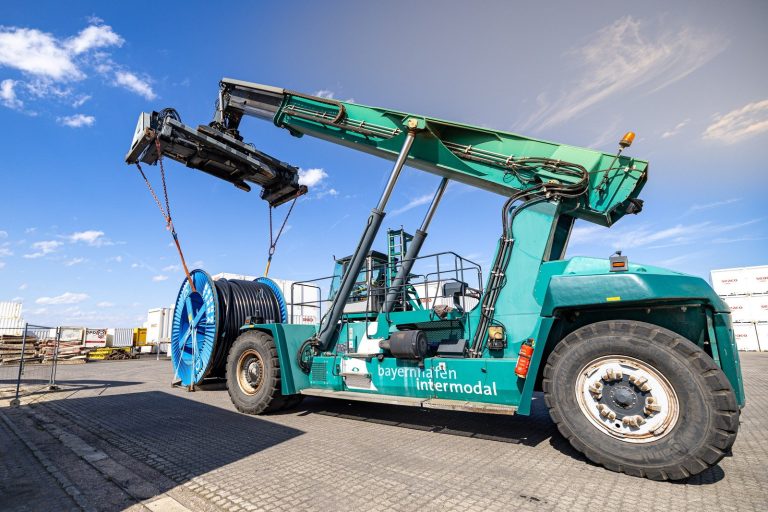 Reachstacker im Hafen Aschaffenburg beim Umsetzen der Kabeltrommel