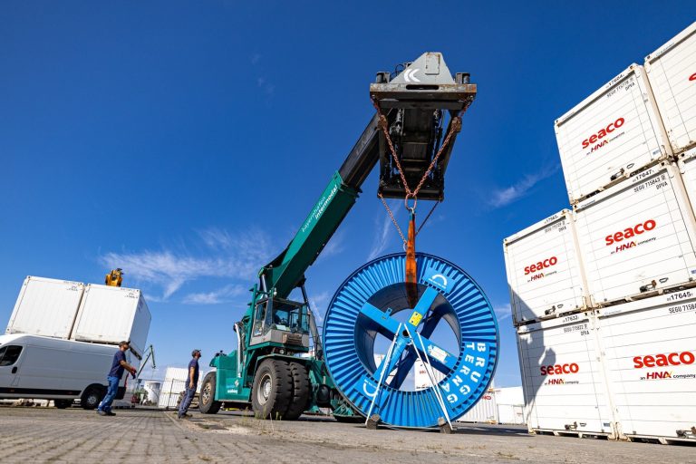 Kabeltrommel hochkant am Spreader des Reachstackers im Hafen Aschaffenburg