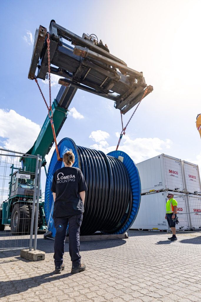 Hub der Kabeltrommel vor dem Anbringen der UV-Schutzplane im Hafen Aschaffenburg
