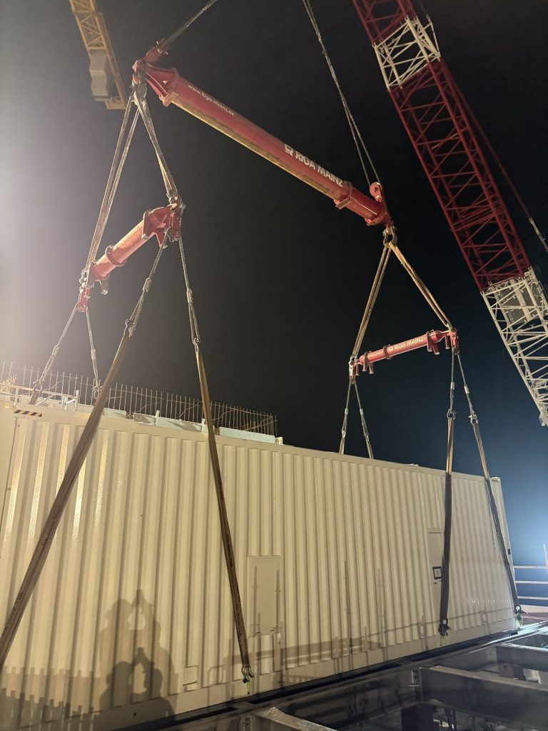 Notstromgenerator im Container wird nachts längsseits am Rechenzentrum abgesetzt